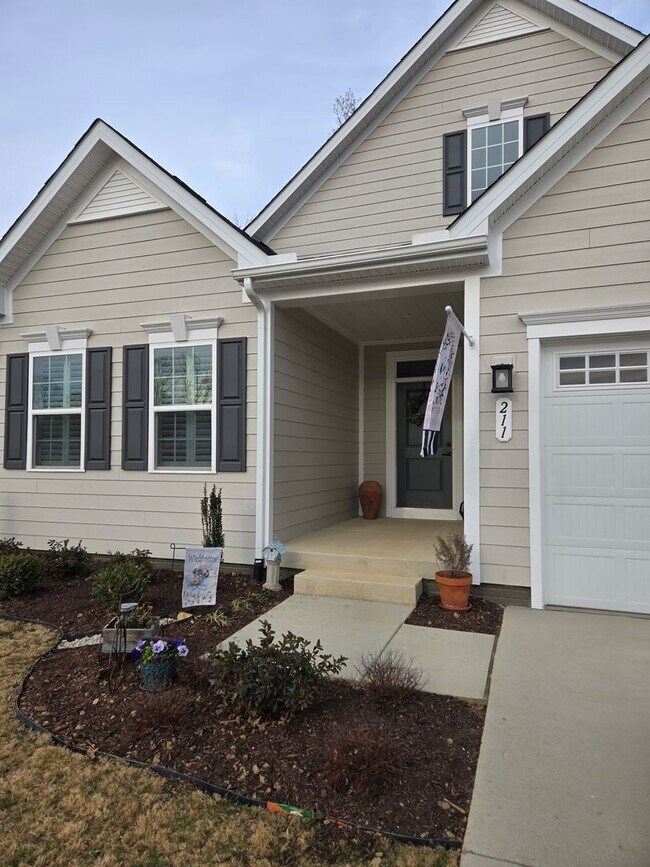 Foto del edificio - 211 Woodcreek Rd