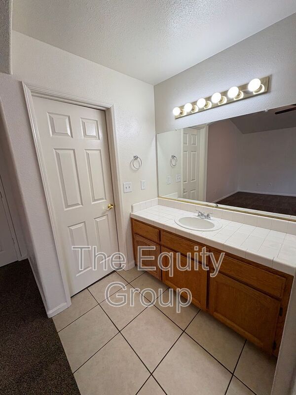 Building Photo - 723 N Simon St
