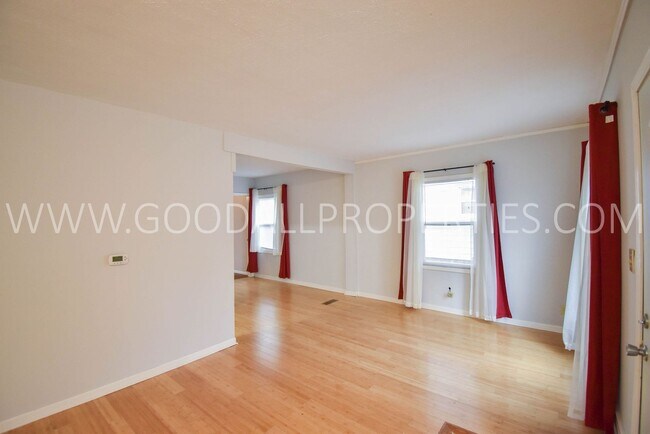 Building Photo - 2 Bedroom 1 Bathroom Single-Family Home wi...