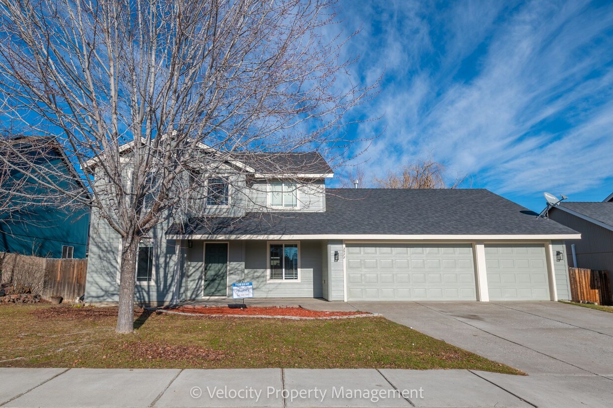 Primary Photo - Beautifully Remodeled 4 Bedroom + Office H...