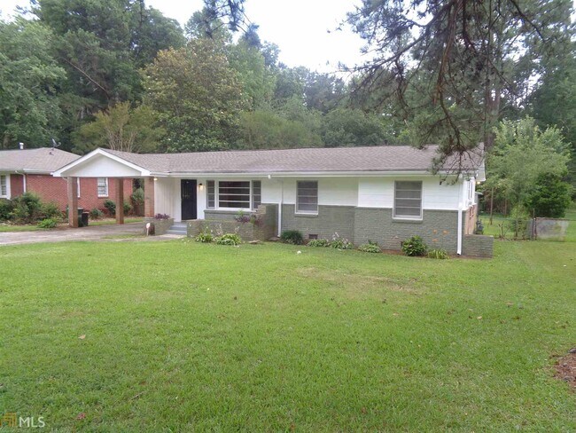Building Photo - 2217 Pinewood Dr