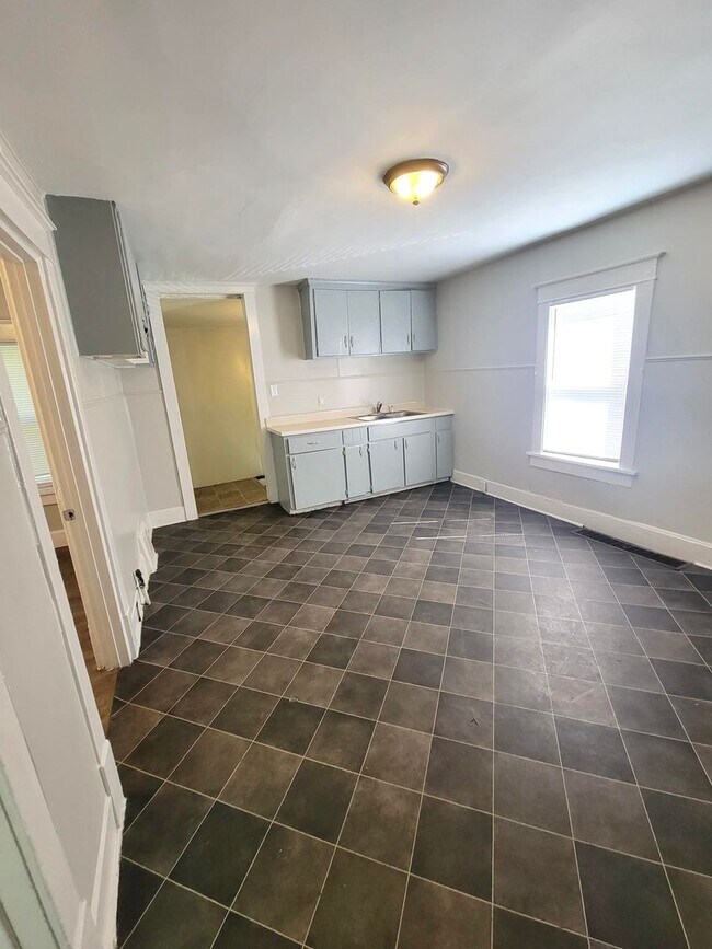 Building Photo - 2 Bedroom, 1 Bath, Newly Remodeled Home!