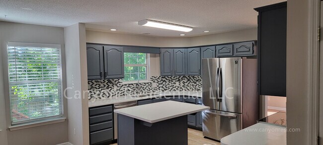 Foto del edificio - Beautiful 4b Room!Move in ready!