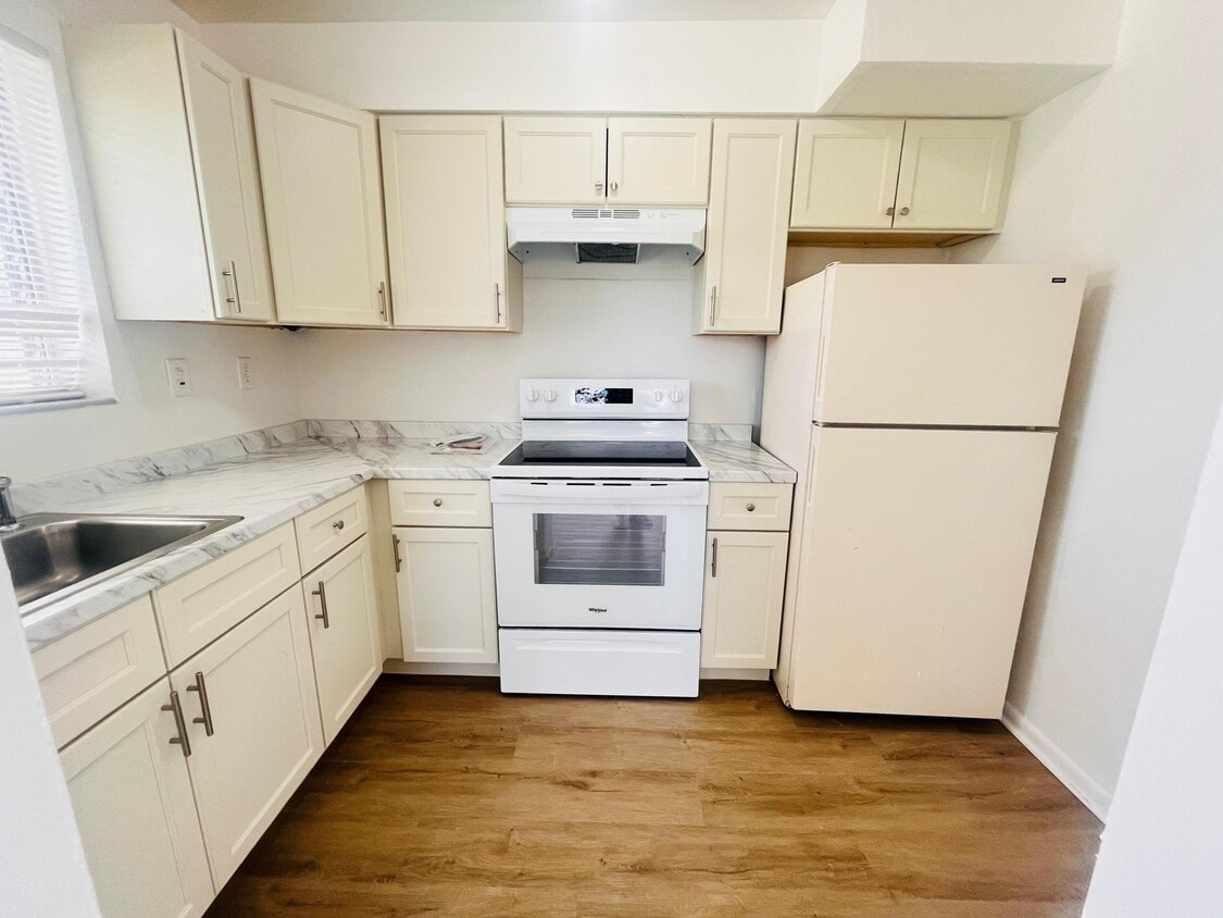 Primary Photo - 1241 W River Dr