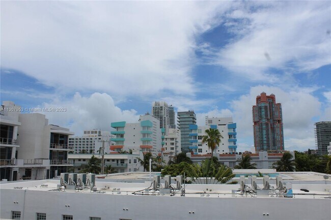 Building Photo - 335 Collins Ave