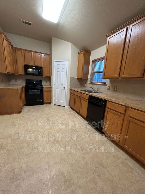 Building Photo - 7628 Hollow Forest Dr