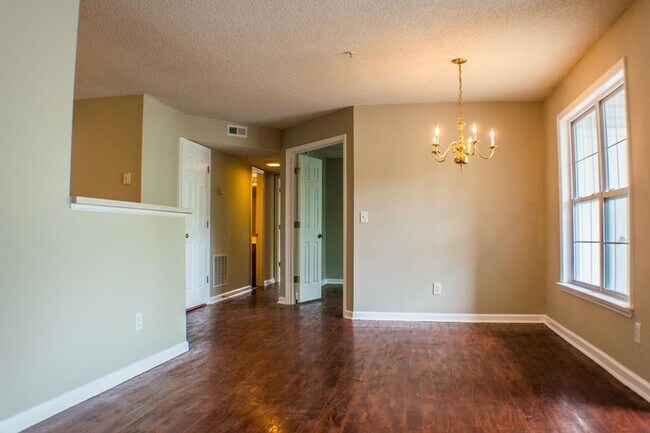 Building Photo - 521 Rivertree Lane