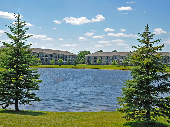 Lago con vegetación - Prairie Lakes Apartments