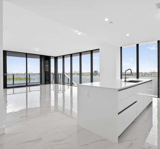 Foto del edificio - 700 NE 24th St