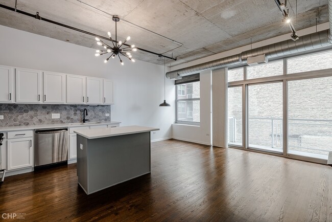 Building Photo - 933 W Van Buren St