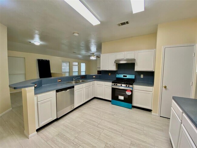 Building Photo - 20334 Linden Tree Dr
