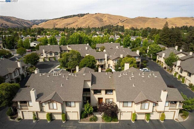 Building Photo - $3,340 - GORGEOUS CENTRAL FREMONT TOWN HOM...