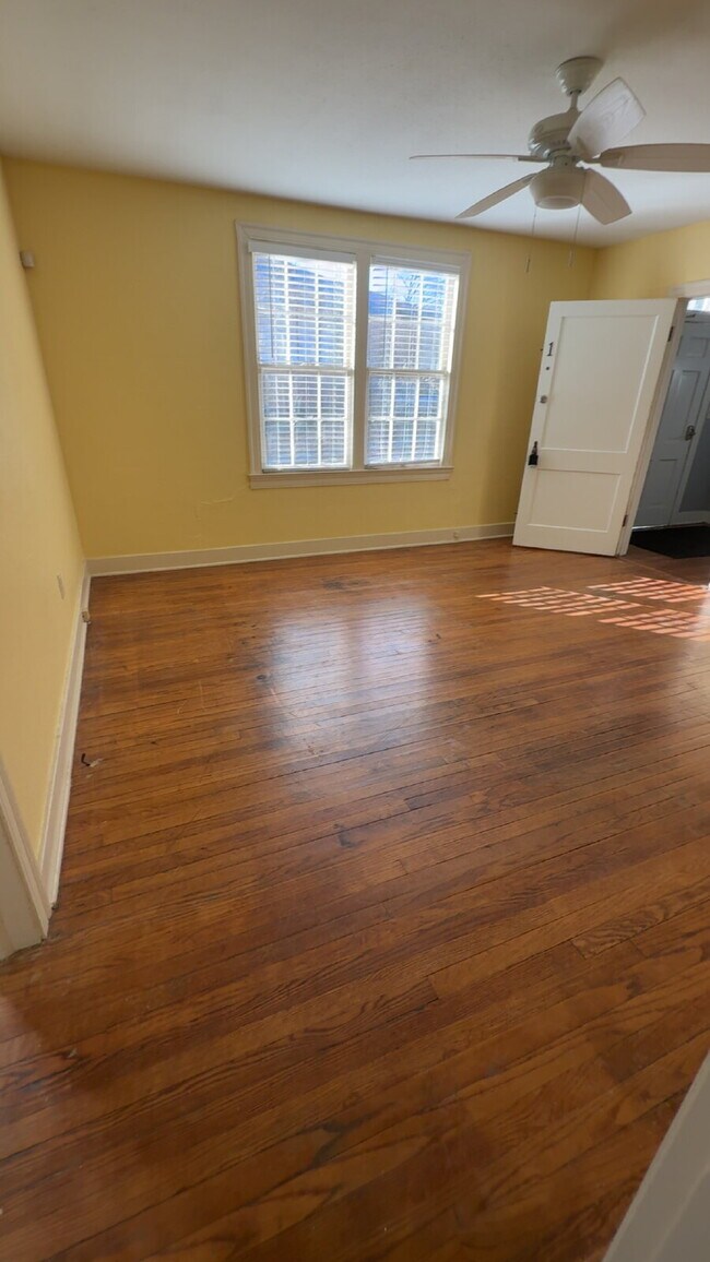 Building Photo - Belhaven apartment for $1135 with washer/ dryer and water included!!