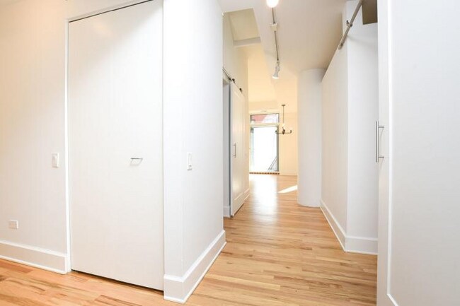 Foto del edificio - 165 N Canal St