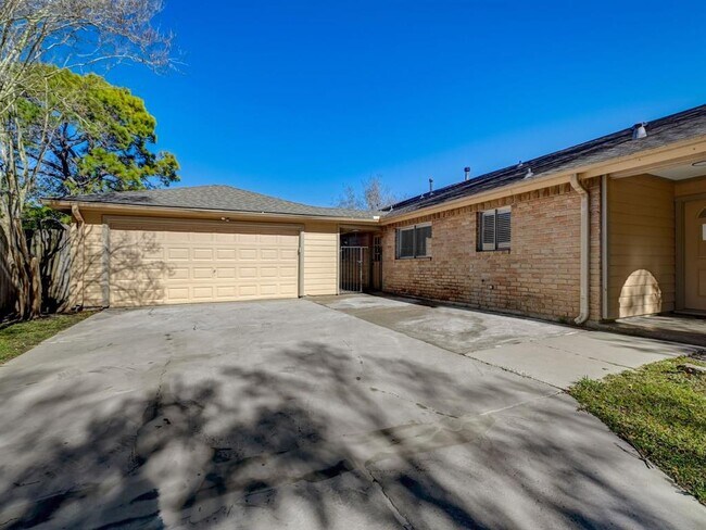 Building Photo - 15531 Pleasant Valley Rd