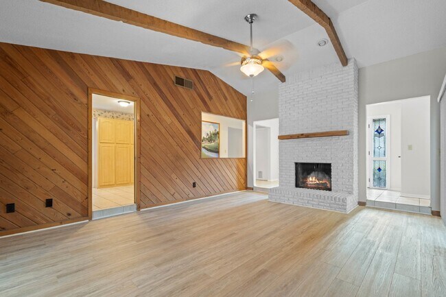 Foto del edificio - Charming 4-Bedroom Home with Pool on Large Lot in Longwood!