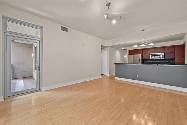 Building Photo - 603 Davis St