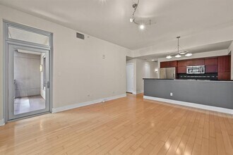 Building Photo - 603 Davis St