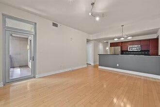 Building Photo - 603 Davis St
