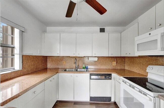 Building Photo - 801 SW 133rd Terrace