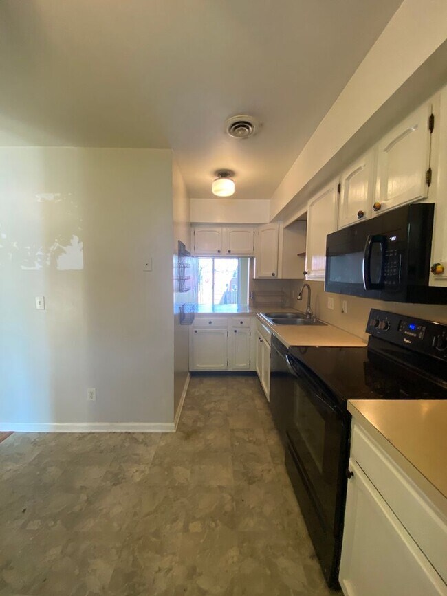 Foto del edificio - Charming 2 BR / 1.5 Townhome in Lancaster City Coming Soon