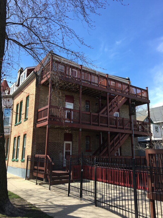 Building Photo - 2125 N Maplewood Ave
