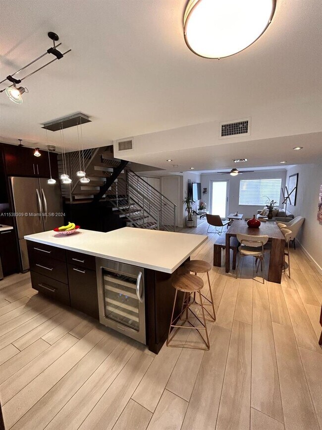 Building Photo - 3353 Franklin Ave