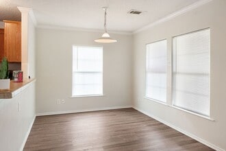 Building Photo - 115 Varsity Dr