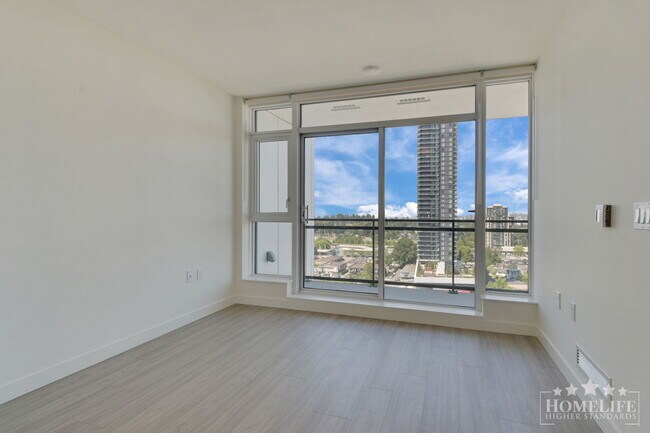 Photo du bâtiment - 1 Bed, 1 Bath Condo for rent in Surrey Central!