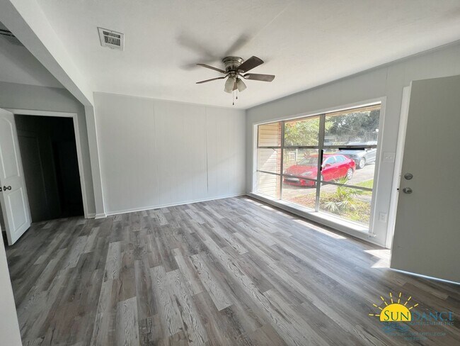Building Photo - Beautiful 3 Bedroom Home in Crestview!