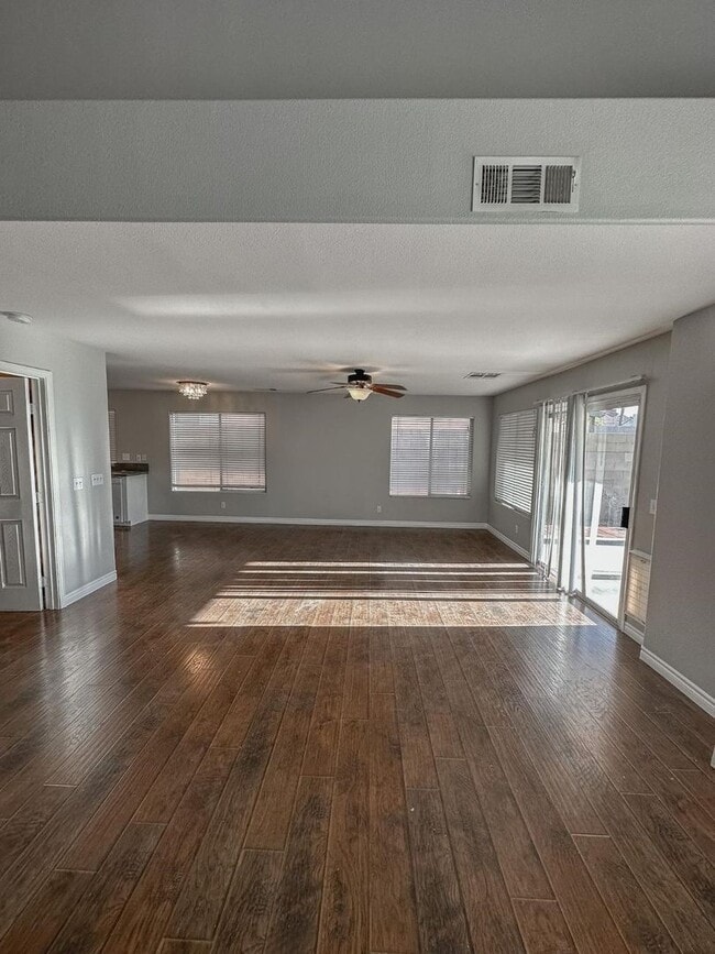 Foto del edificio - Spacious 3 Bedroom, 2.5 Bath Home with No ...