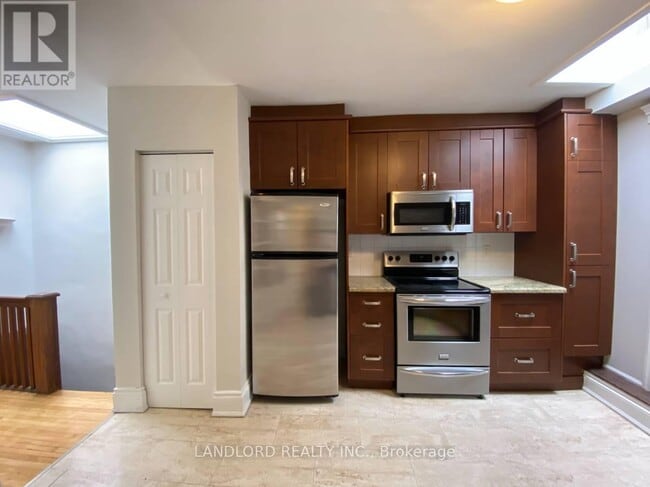 Building Photo - 343 St Clair Ave W