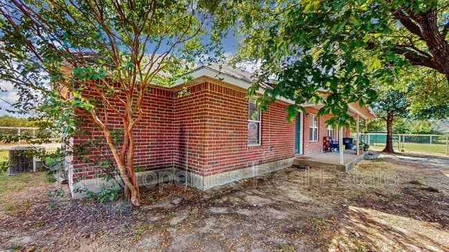 Foto del edificio - 9803 Risky's Ranch Dr