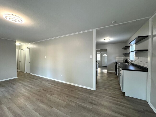 Foto del edificio - DEPOSIT MOVES YOU IN! No rent due until Se...
