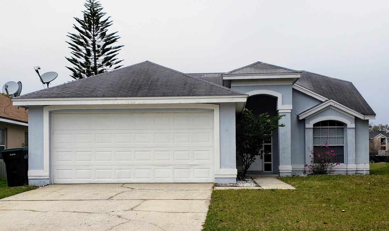 Primary Photo - 3 Bedroom 2 Bathroom Home with Garage in O...