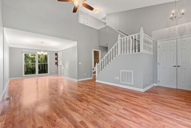 Foto del edificio - Bright and Spacious 3-Bedroom Home in a Pr...