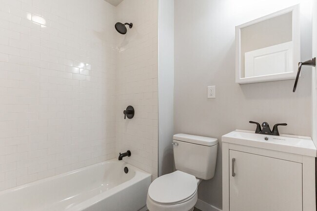 Building Photo - Newly Updated 2 bedroom 1 Bathroom House f...
