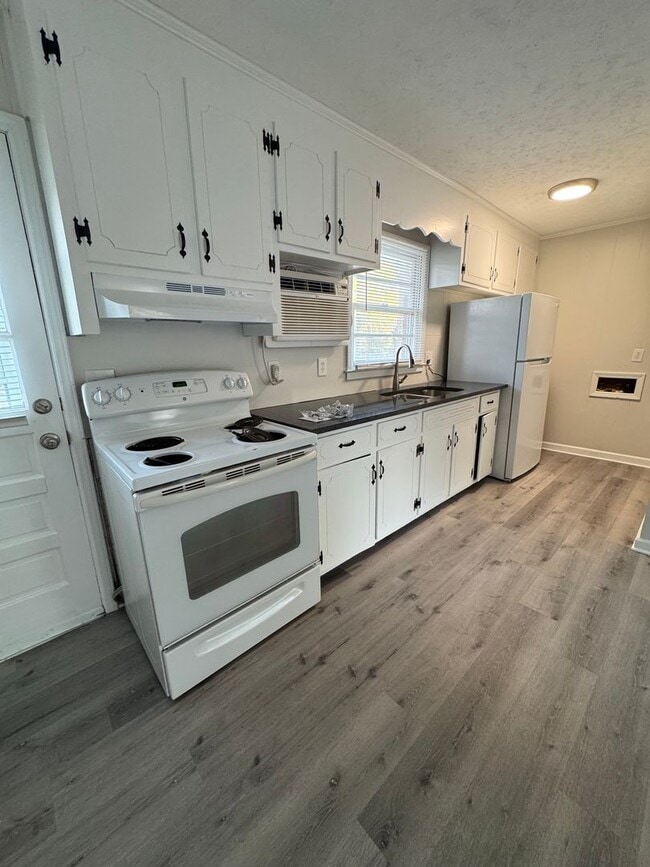 Building Photo - Updated One Bedroom Apartment in Matthews