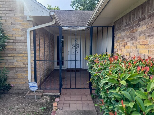Building Photo - 14418 Moorfield Dr