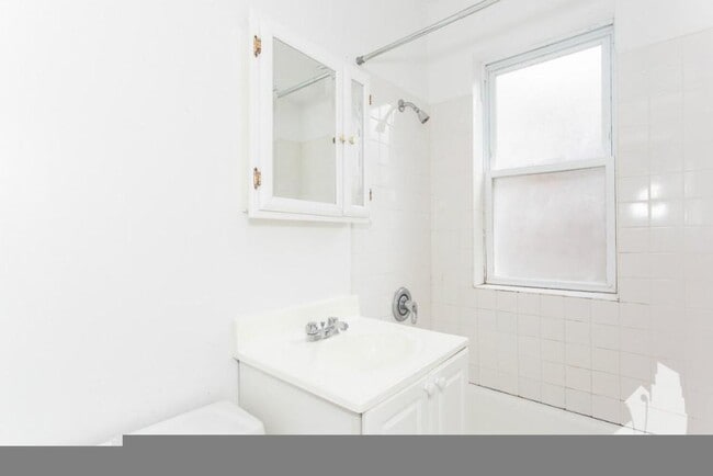 Building Photo - 1941 W Winnemac Ave