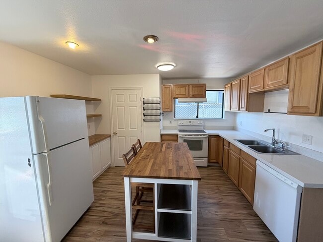 Kitchen - 8837 20th Ave SW