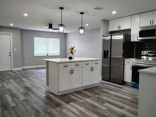 Foto del edificio - Annual Unfurnished 3 Bedroom 2 Bath Single...