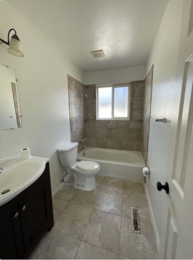 Building Photo - Triplex townhome blocks away from Anshutz Hospital