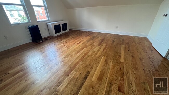 Building Photo - LARGE  AND BRIGHT  2 BEDROOMS 52 STREET/ P...