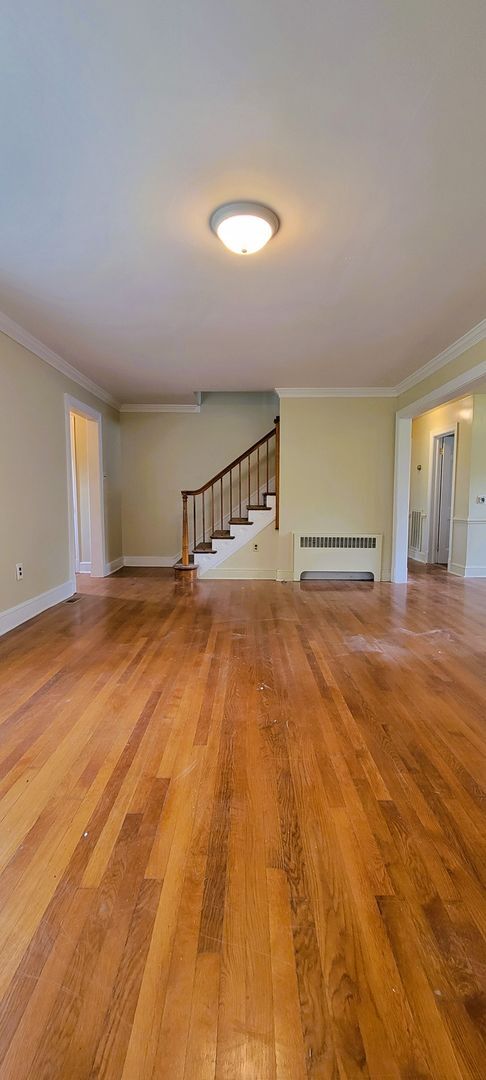 Foto del edificio - Large brick 2 story on huge corner lot in ...