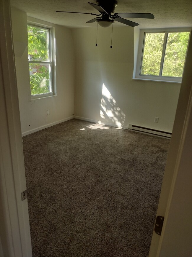 Building Photo - 2556 Beekman St