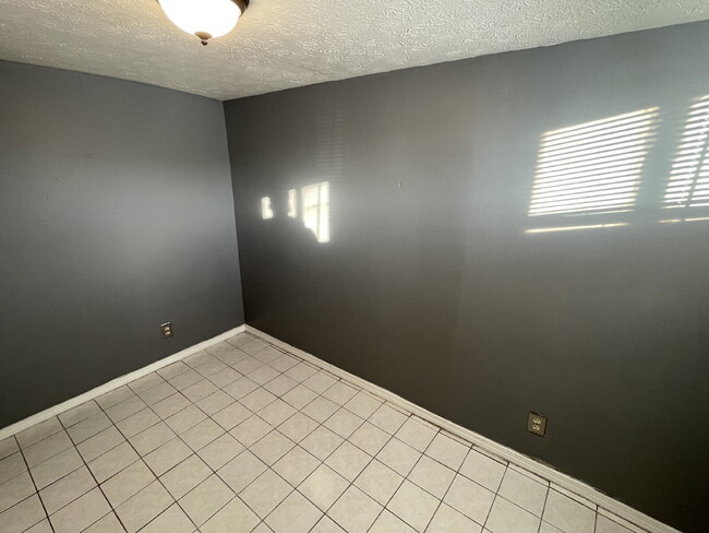 Building Photo - Speedway Studio!