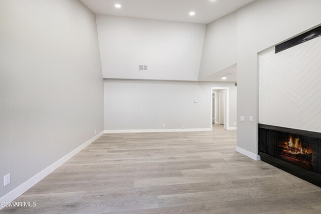Foto del edificio - 31535 Lindero Canyon Rd