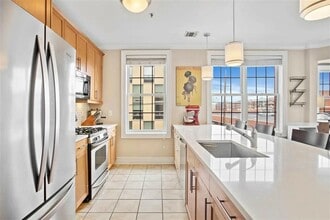 Building Photo - 830 Monroe St