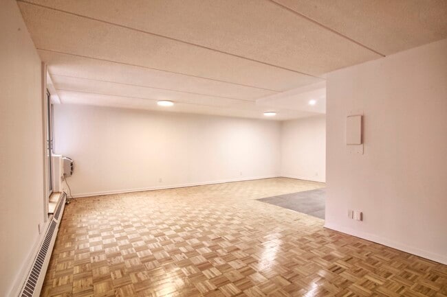 Building Photo - 4800 Maisonneuve Blvd W